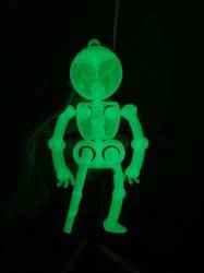 cadılar bayramı için sallanan kemik iskelet