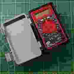 Kapaklı ve ek parçalı alet kutusu